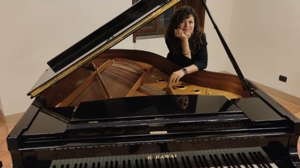 Annalisa Ferrara - PIANOFORTE, CANTO LIRICO e PICCOLI CANTORI